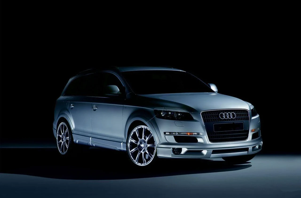Blacked-out Audi Q7 at Paradise-Performance